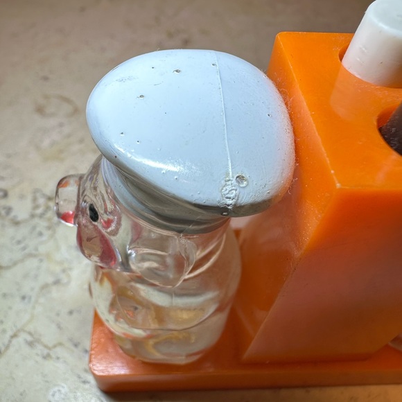 Vintage Salt and Pepper shakers - Picture 9 of 11